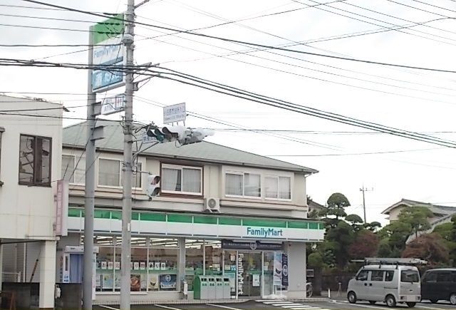 コンビニ　ファミリーマートおかべ荻窪店（コンビニ）まで130m