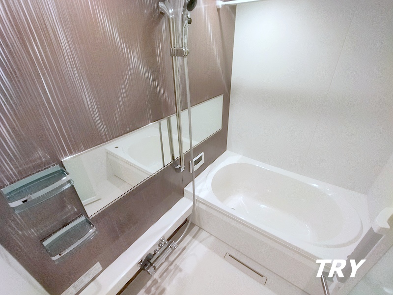 バス・シャワールーム　ワイドミラーのあるお洒落な浴室です。