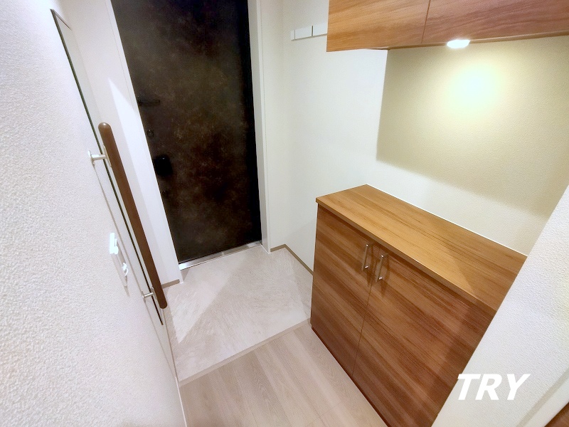 玄関　明るい玄関は下駄箱収納付きです。