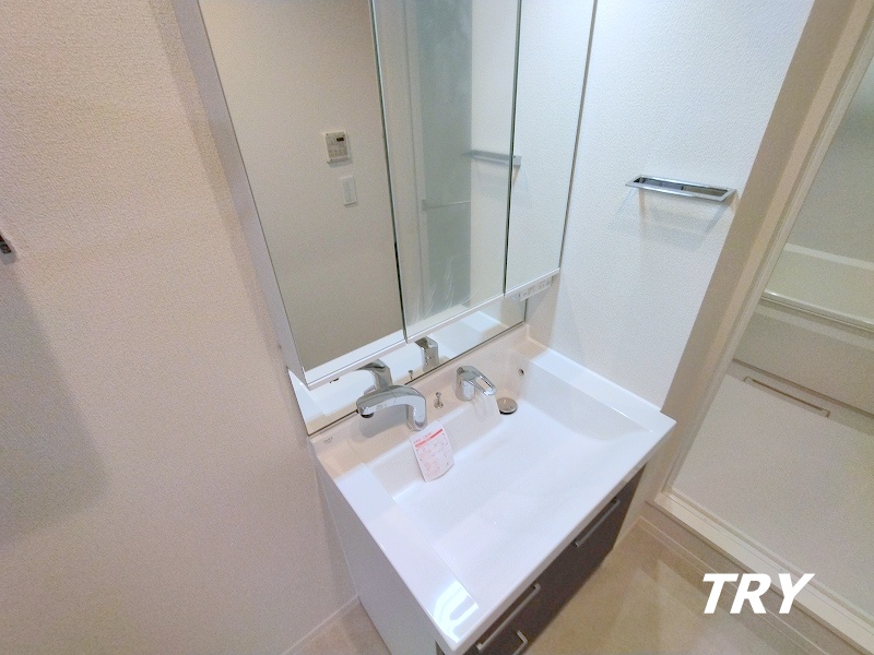 洗面設備　使いやすい三面鏡のシャンプードレッサー！