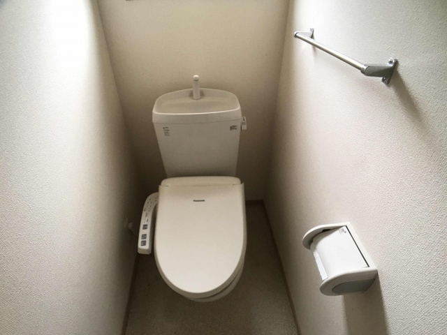 トイレ　温水洗浄暖房便座です。