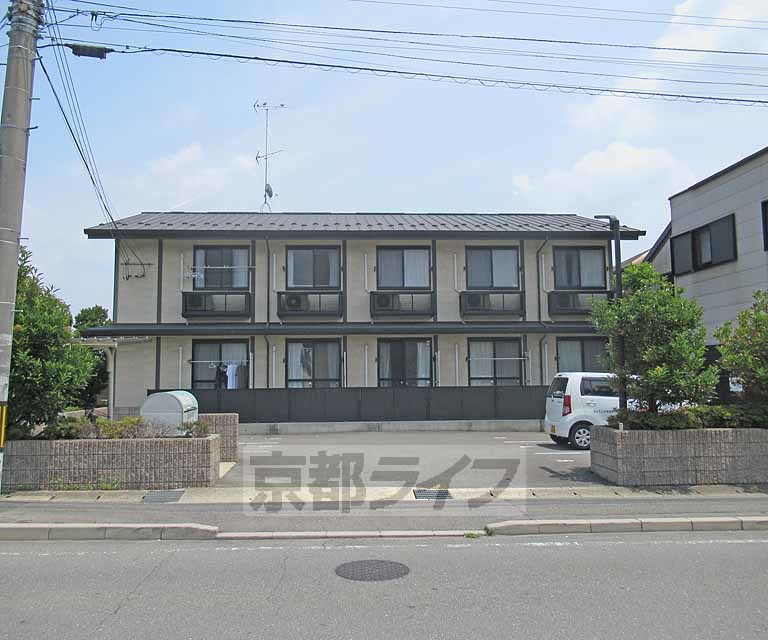京都市西京区樫原下池田町のアパートの建物外観