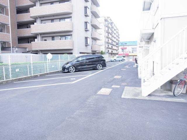 【橿原市栄和町のアパートの駐車場】