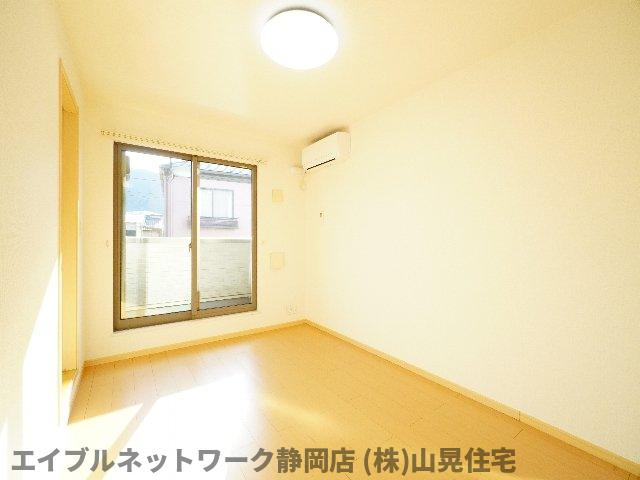 居室・リビング　こちらのリビングで趣味の時間をお楽しみください