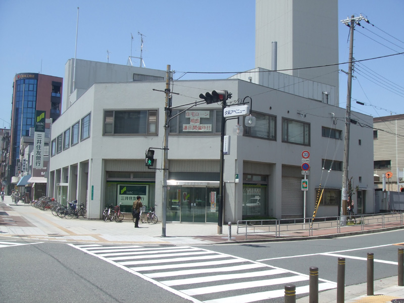 銀行　三井住友銀行港支店（銀行）まで682m