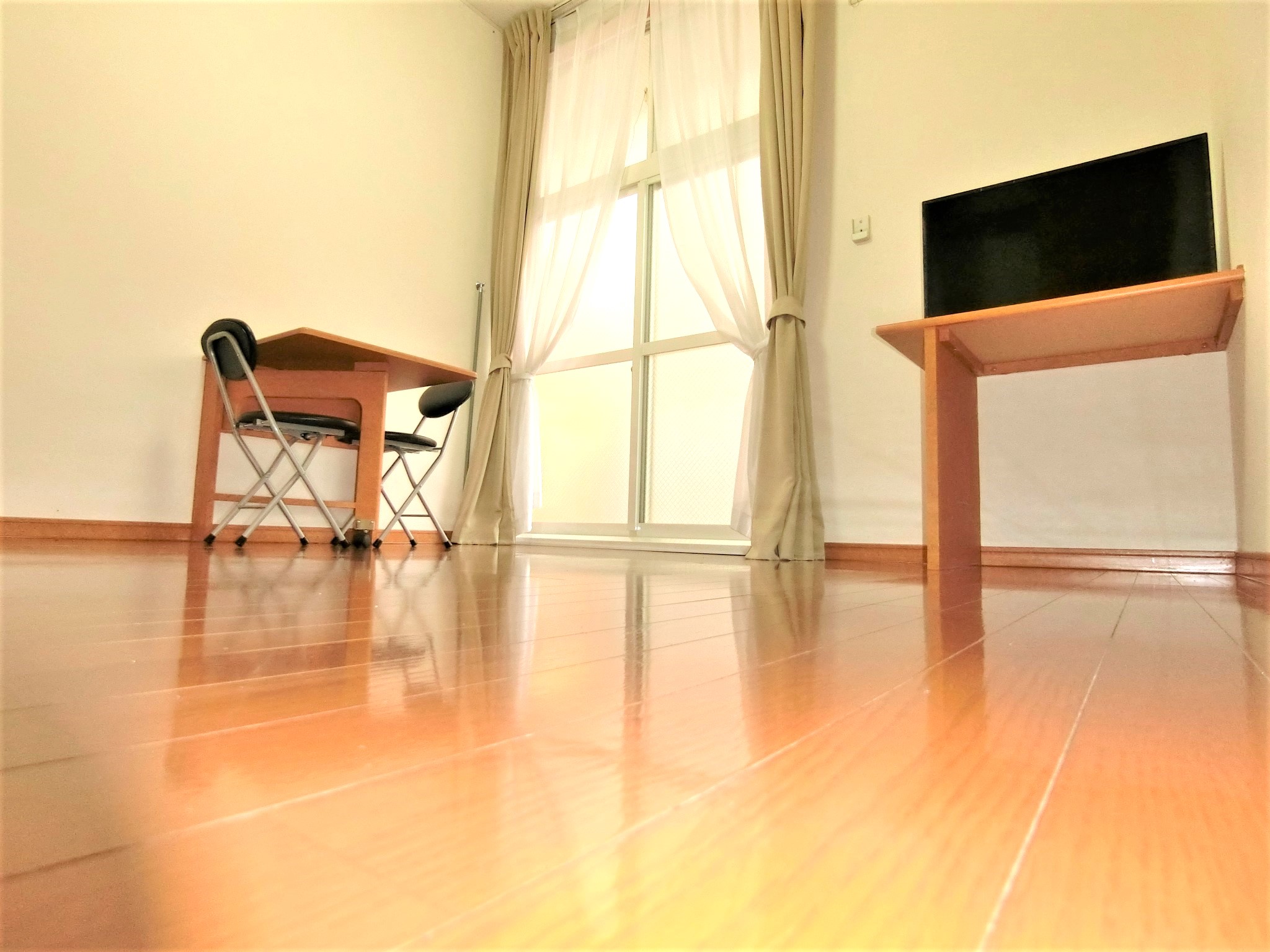 その他　テレビ・折畳み机とイス・カーテン・エアコン・照明を完備です☆