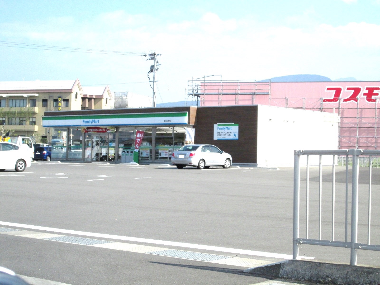 コンビニ　ファミリーマート（コンビニ）まで600m