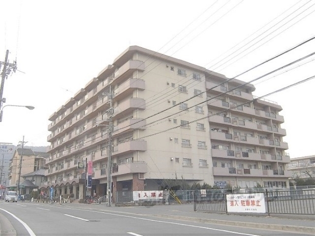 京都市右京区梅津尻溝町のマンションの建物外観