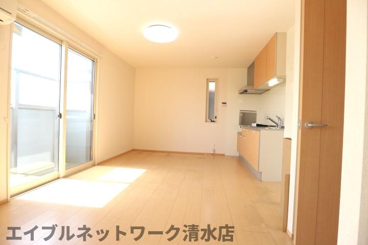 居室・リビング　こちらのリビングで趣味の時間をお楽しみください