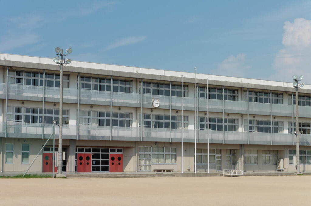 小学校　魚津市立道下小学校（小学校）まで902m