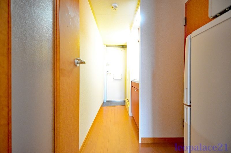 玄関　「同タイプの部屋の写真です」「現況優先」