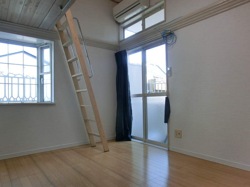 居室・リビング　２面採光の明るい部屋です。