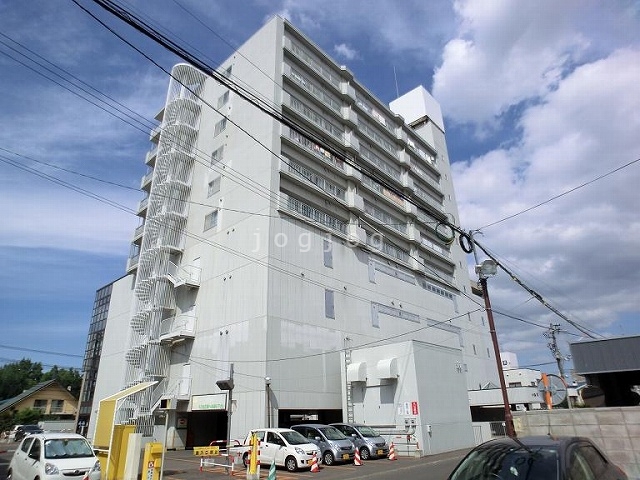 札幌市豊平区平岸五条のマンションの建物外観