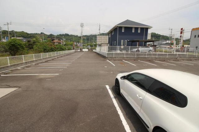 【松山市平田町のアパートの駐車場】