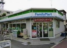 コンビニ　ファミリーマート三軒茶屋駅前店（コンビニ）まで217m