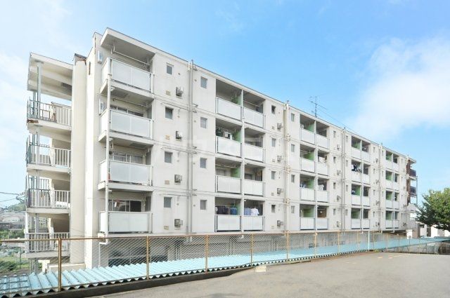 【川崎市宮前区初山のマンションの建物外観】