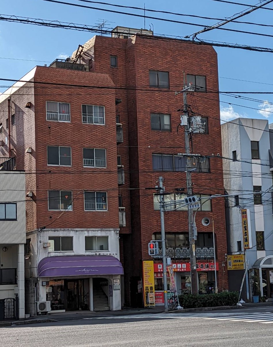 栄松マンションの建物外観