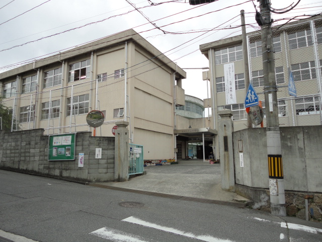 中学校　呉市立片山中学校（中学校）まで500m