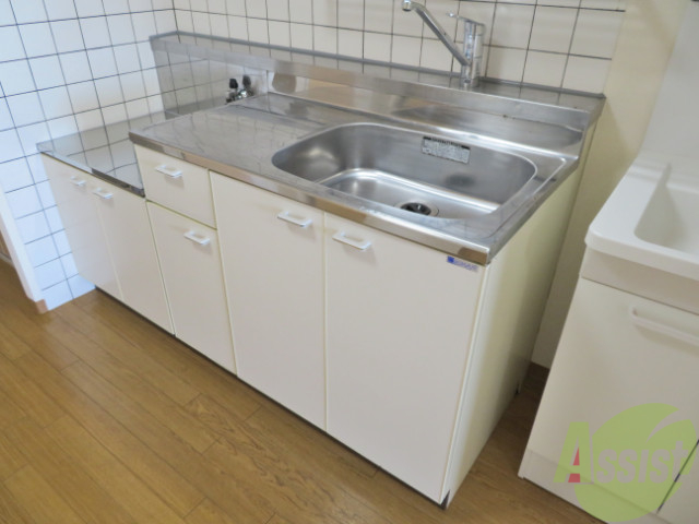 キッチン　十分な大きさのキッチンですね。２口コンロも置けます。