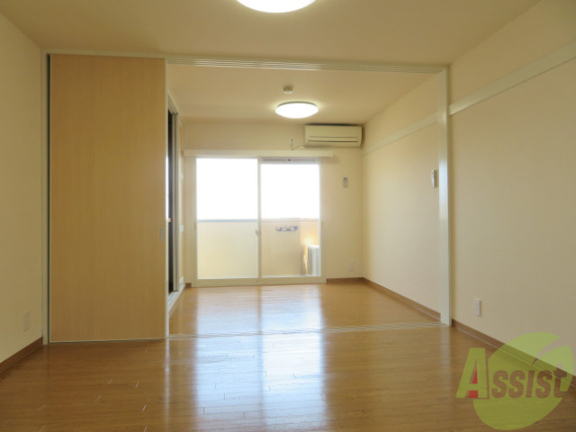 居室・リビング　陽の光が差し込む明るいお部屋は気持ちが良いですね。