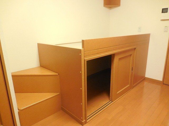 その他部屋・スペース　ベッドの下にも、収納スペースが御座います。