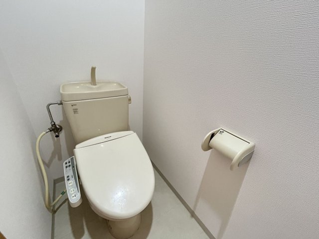 トイレ　温水洗浄便座付きです！