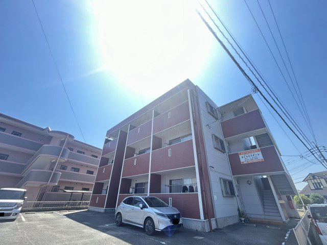 建物外観　閑静な住宅街です！スーパーなど徒歩圏内で非常に便利です！