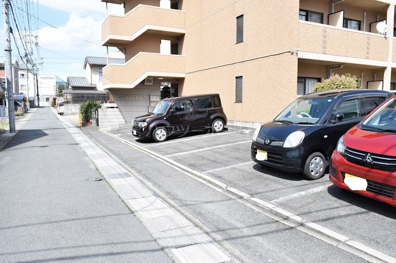 【メゾン・ドレミの駐車場】