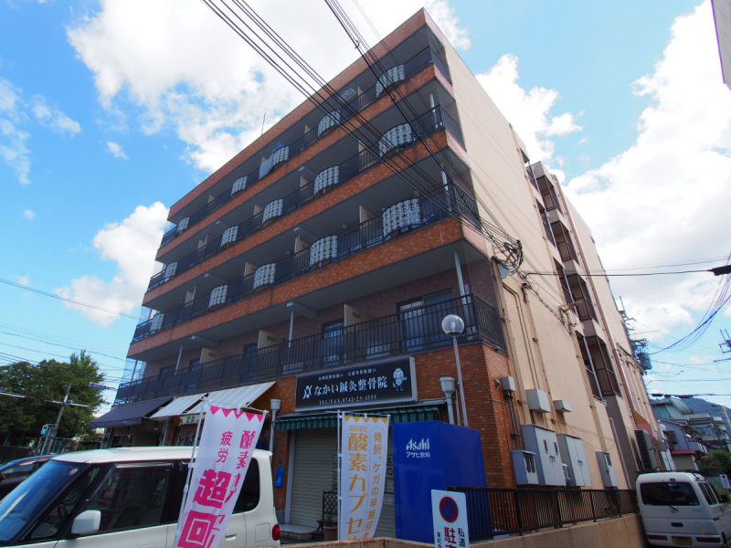 【奈良市東紀寺町のマンションの建物外観】