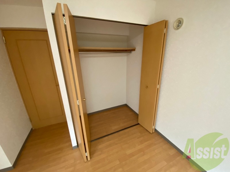 収納　こちらの収納にはハンガーをかけて服もしまえますね。