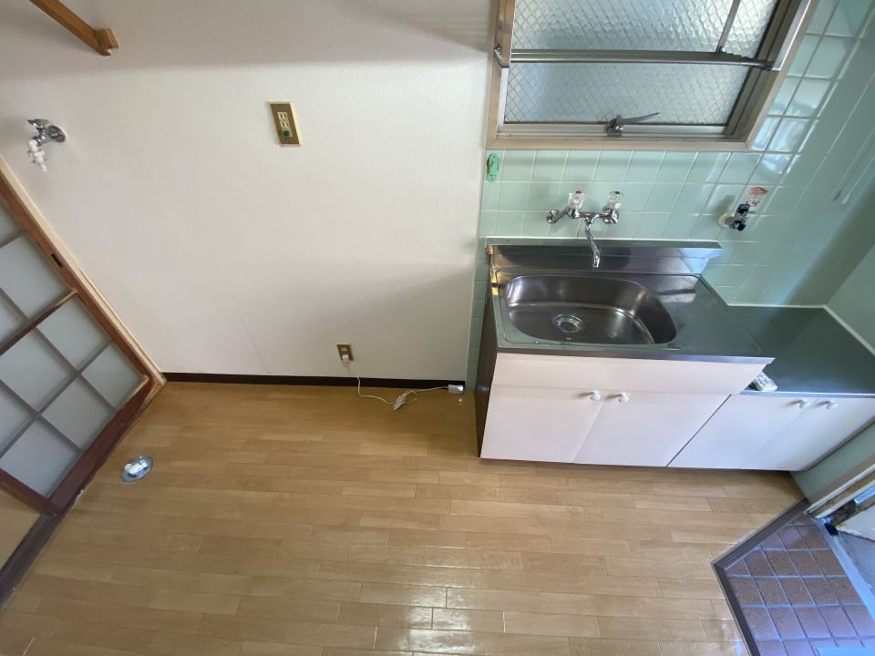 居室・リビング　写真左側が室内洗濯機置き場です