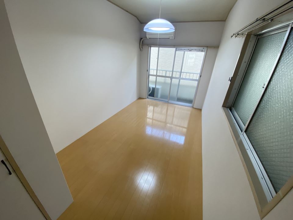 居室・リビング　６畳　長方形の洋室　角部屋　出窓あり