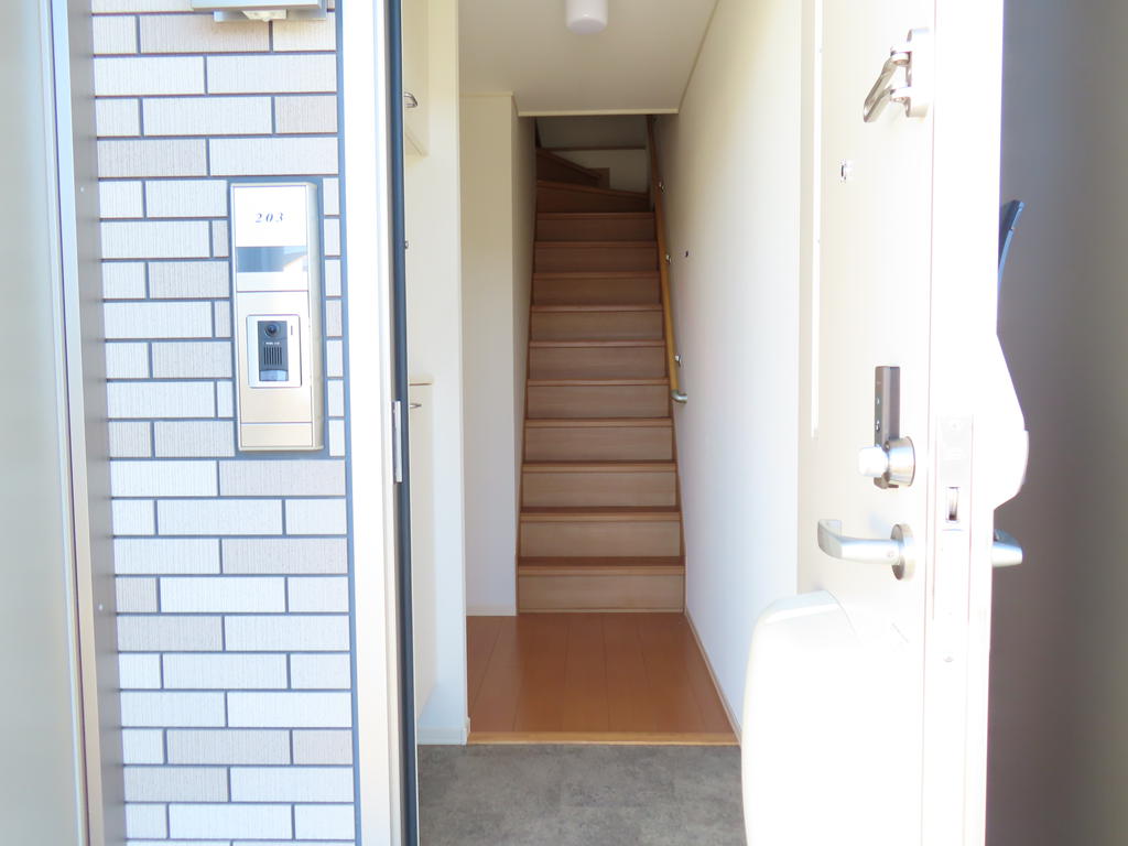 玄関　※写真・動画・パノラマは同物件別部屋のものです。