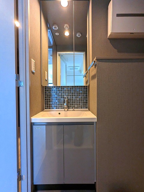 洗面設備　トイレとセパレートな独立洗面室です