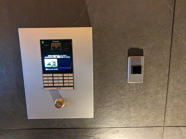 エントランス　タッチキーのTVモニター付オートロックセキュリティです
