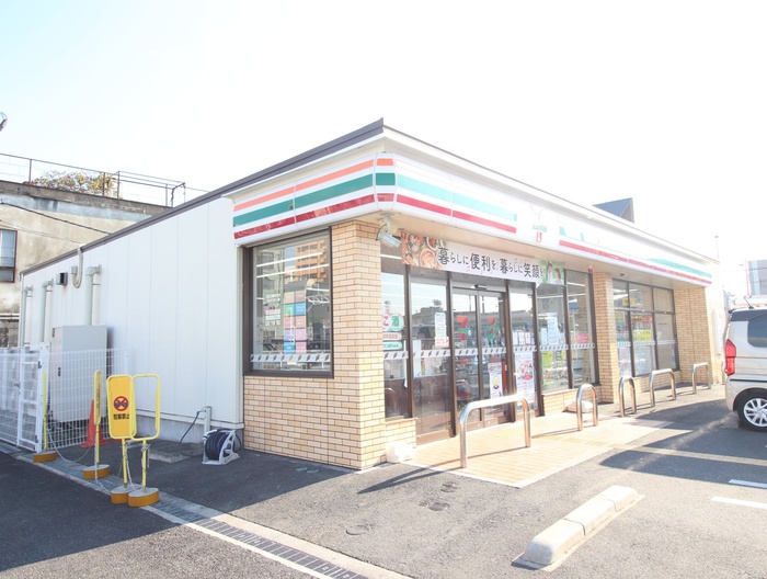 コンビニ　セブンイレブン（コンビニ）まで240m