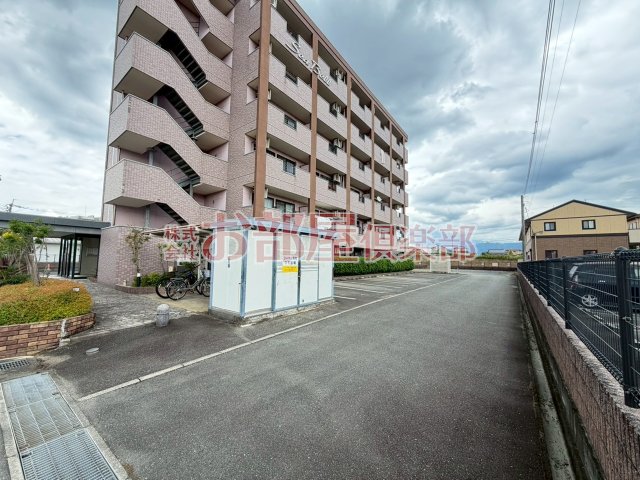 駐車場　駐車場に車を止められます