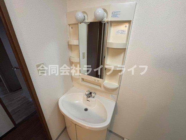 洗面設備　ゆったりとスペースのある洗面所