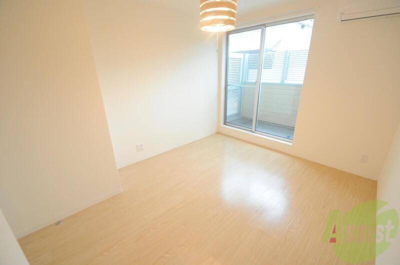 居室・リビング　おしゃれな照明のついた綺麗なお部屋です