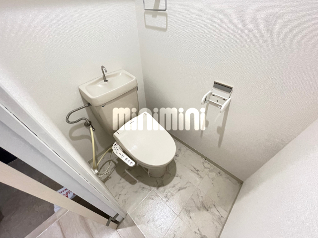 トイレ　温水洗浄便座付きです