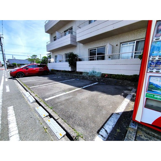 駐車場　利用の際敷地内６，０００円／月