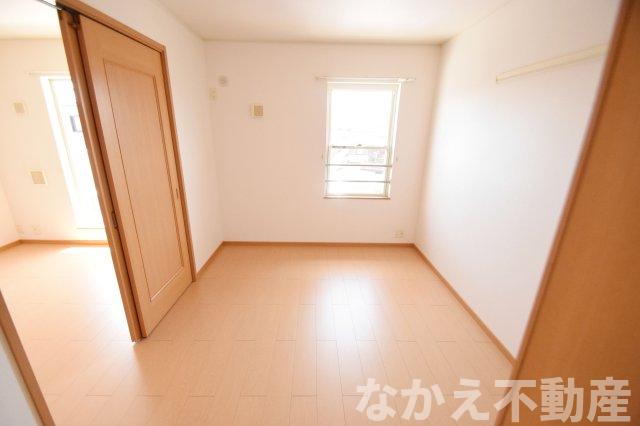 その他部屋・スペース　落ち着いた色調の寝室です