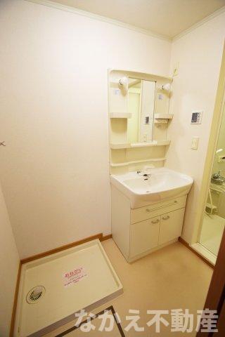 洗面設備　ゆったりとスペースのある洗面所