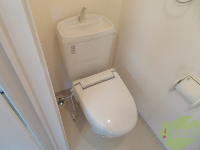 トイレ　ウォシュレット機能がついているので安心ですね。