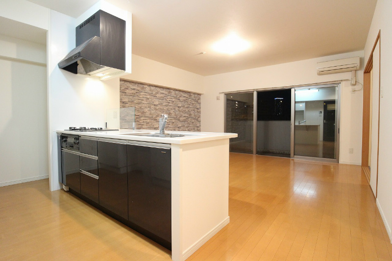 居室・リビング　広さも形も納得です。分譲仕様の内装をご覧ください。