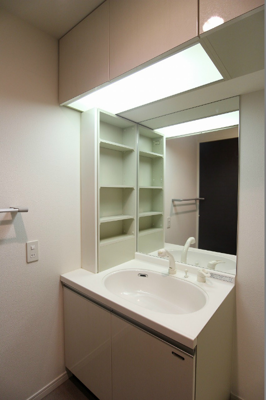 洗面設備　棚付きのシャンプードレッサーです。