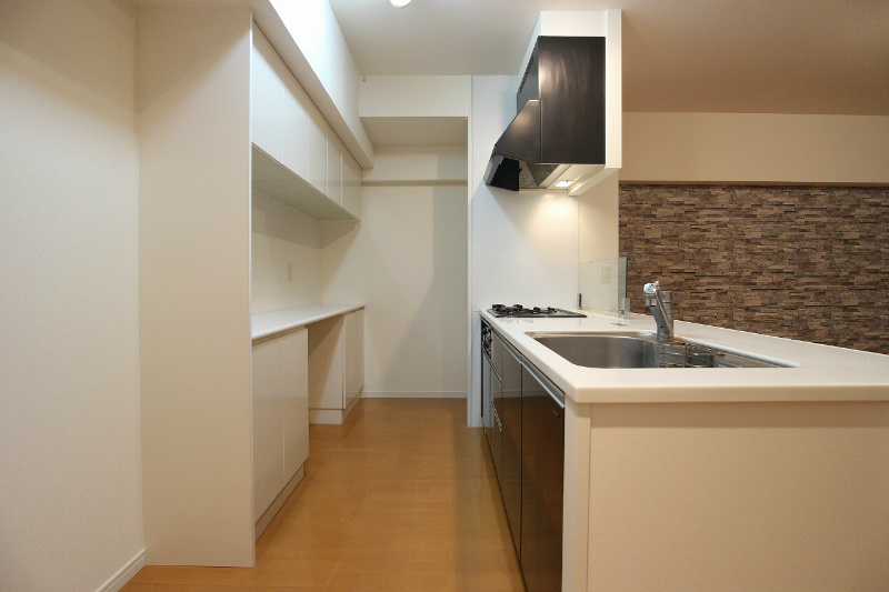 キッチン　人気のカウンターキッチンです。収納の吊り棚があります。