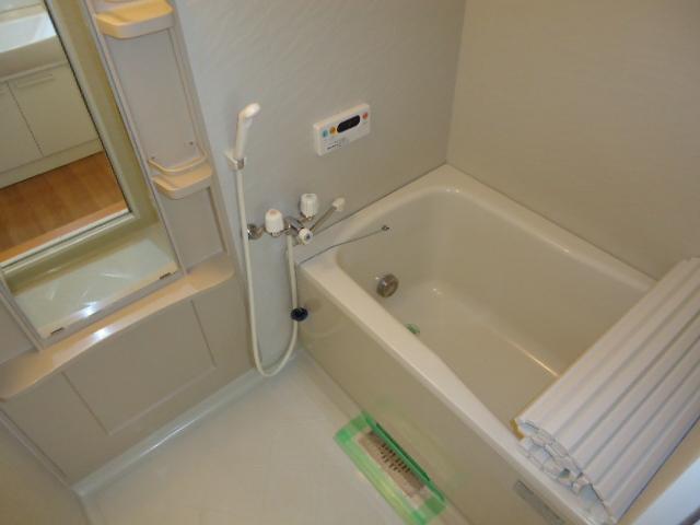 バス・シャワールーム　追焚き・浴乾付でボトルラックも多いバス