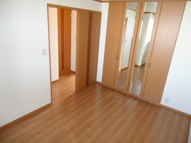 その他部屋・スペース　洋室の収納には姿見付き