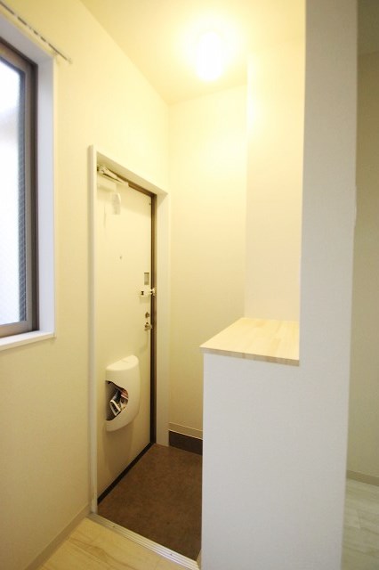 玄関　同物件別室の写真です